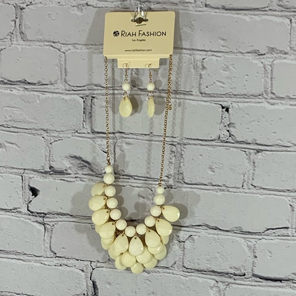 Boutique Jewelry - Layered Beaded Statemen Necklace & Earrings NWT